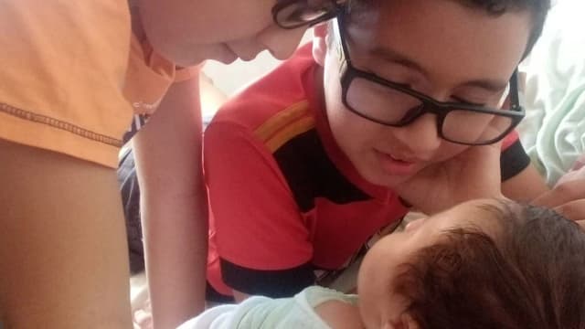 Familiares reunidos em momento emotivo ligado a transplante de medula óssea