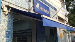 Fachada de uma loja da rede Ultrafarma em São Paulo, com o letreiro azul da marca sobre a entrada aberta; imagem de arquivo de 2020