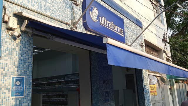 Fachada de uma loja da rede Ultrafarma em São Paulo, com o letreiro azul da marca sobre a entrada aberta; imagem de arquivo de 2020