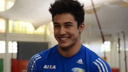 O ginasta Arthur Nory sorrindo durante treino com uniforme da seleção brasileira