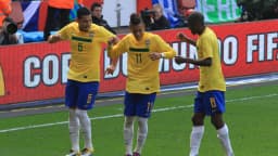 Neymar comemora gol pela Seleção Brasileira ao lado de companheiros de equipe
