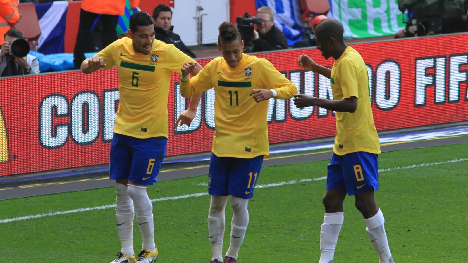 Neymar comemora gol pela Seleção Brasileira ao lado de companheiros de equipe