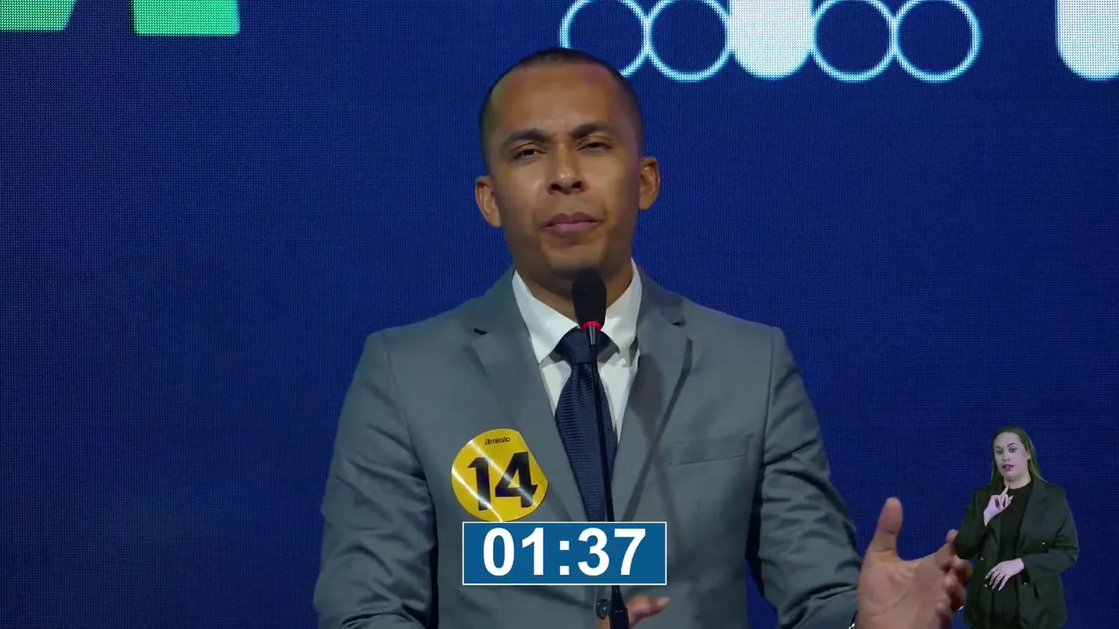 Ben Mendes fala ao microfone durante debate ao governo de Minas Gerais na TMC 88.7 FM