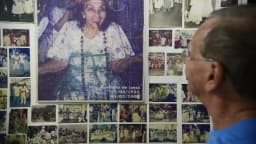 Homem observa mural de fotos históricas de terreiros de Umbanda no Rio de Janeiro