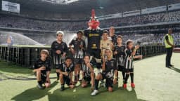 Crianças e mascote do Atlético em campo antes de clássico contra o Cruzeiro na Arena MRV