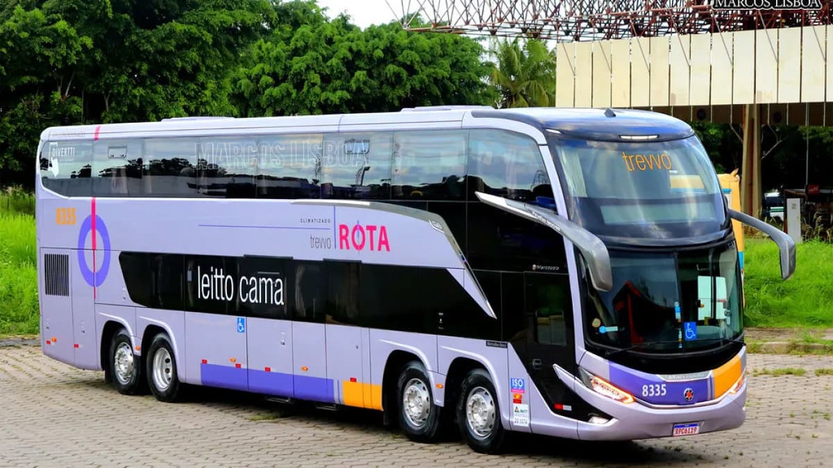 Ônibus leito de viagem interestadual, do tipo usado em fretamento por aplicativo