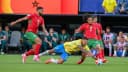 Bruno Guimarães disputa a bola em partida da seleção brasileira na Copa do Mundo de 2026