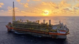 Plataforma da Petrobras no mar, ao entardecer