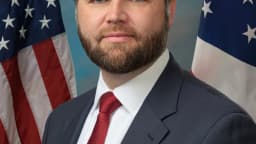 Retrato oficial do vice-presidente dos Estados Unidos, J.D. Vance, de terno escuro, diante das bandeiras dos EUA e de Ohio