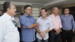 Aécio Neves em encontro político, ao lado de outras lideranças