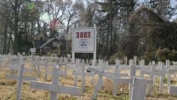 Memorial com cruzes em homenagem aos soldados americanos mortos na Guerra do Iraque