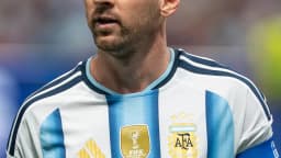 Lionel Messi com a camisa 10 da seleção argentina em campo