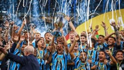 Jogadores do Grêmio comemoram título do Campeonato Gaúcho com taça e confete, foto de arquivo de 2024