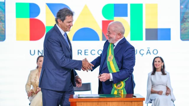 Fernando Haddad, ministro da Fazenda, é empossado ao lado do presidente Lula no Palácio do Planalto