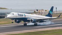 Avião Embraer 195 da Azul toca a pista do Aeroporto Santos Dumont, no Rio de Janeiro, com fumaça nos pneus, em foto de arquivo