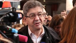 O político francês Jean-Luc Mélenchon, fundador da França Insubmissa, fala à imprensa em Paris