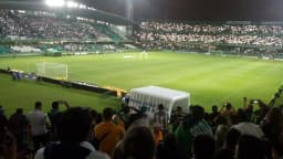 Estádio Couto Pereira, do Coritiba, lotado de torcedores em noite de jogo
