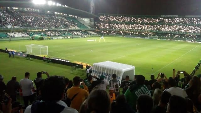 Estádio Couto Pereira, do Coritiba, lotado de torcedores em noite de jogo