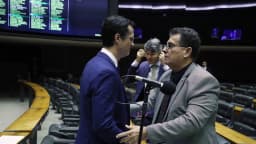 O deputado federal Deltan Dallagnol conversa com colega parlamentar no plenário da Câmara dos Deputados (foto de arquivo)