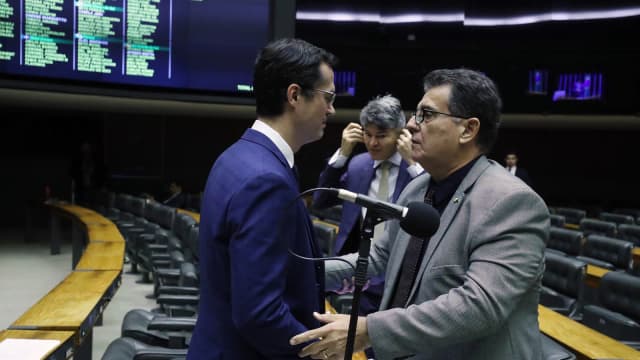 O deputado federal Deltan Dallagnol conversa com colega parlamentar no plenário da Câmara dos Deputados (foto de arquivo)