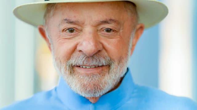 Presidente Luiz Inácio Lula da Silva sorrindo, com chapéu panamá