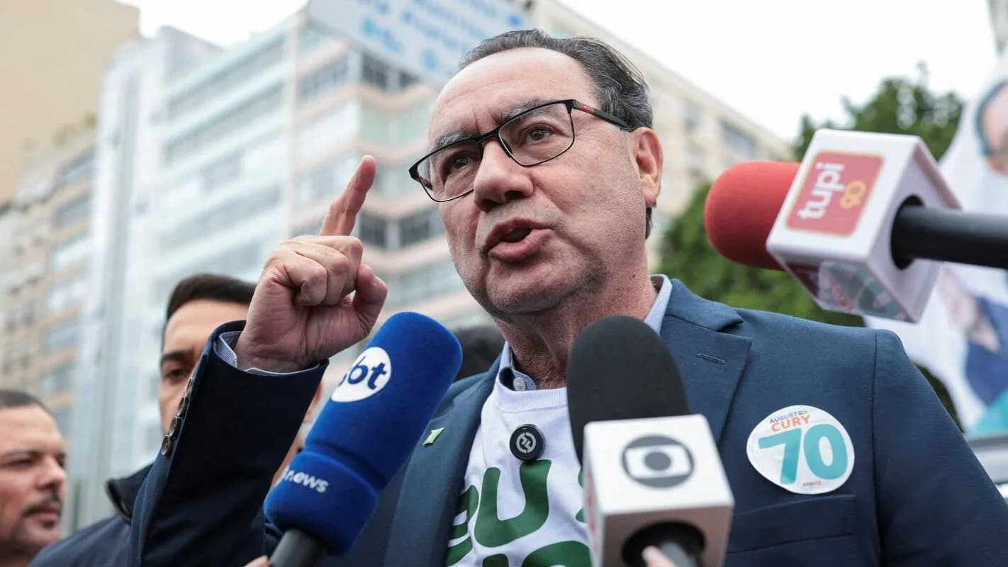 Augusto Cury fala à imprensa cercado de microfones