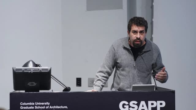 Guilherme Boulos discursa em palestra sobre moradia na Columbia University