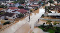 Rua alagada em área urbana de Santa Catarina em foto de arquivo usada como contexto para temporal no estado