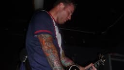 Chad Gilbert toca guitarra em apresentação em 2010