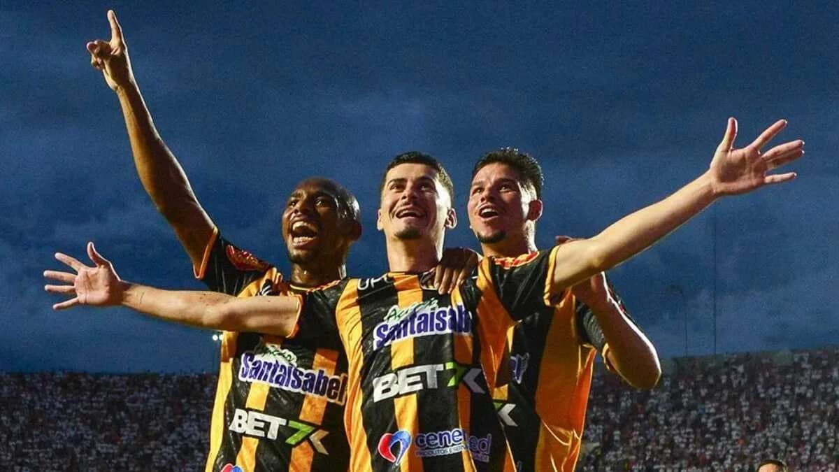 Jogadores do Novorizontino comemoram gol em jogo no estádio Jorge Ismael de Biasi