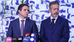 O presidente da Câmara dos Deputados, Hugo Motta, ao lado do deputado Arthur Lira durante coletiva de imprensa