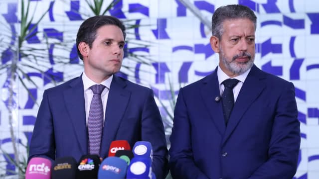 O presidente da Câmara dos Deputados, Hugo Motta, ao lado do deputado Arthur Lira durante coletiva de imprensa