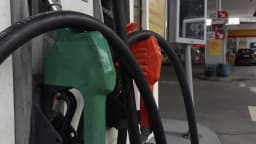 Bicos de bomba de combustível em posto de gasolina (foto de arquivo)