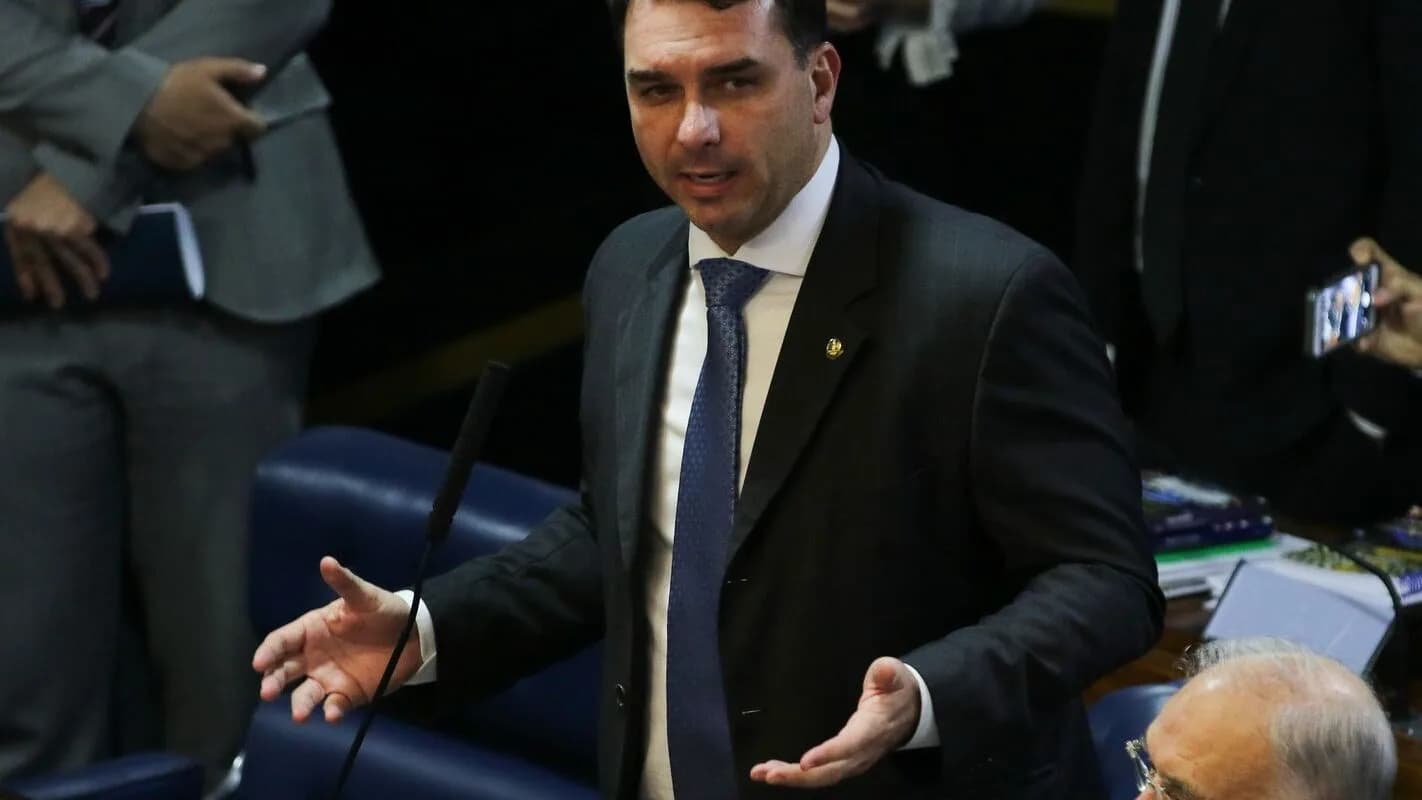 Flávio Bolsonaro discursa em plenário durante sessão no Congresso (foto de arquivo)