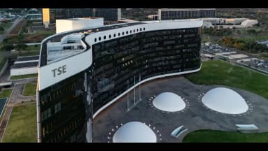 Vista aérea da sede do Tribunal Superior Eleitoral, em Brasília, com letreiro TSE na fachada