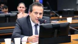 Deputado Ricardo Abrão fala ao microfone durante sessão na Câmara dos Deputados