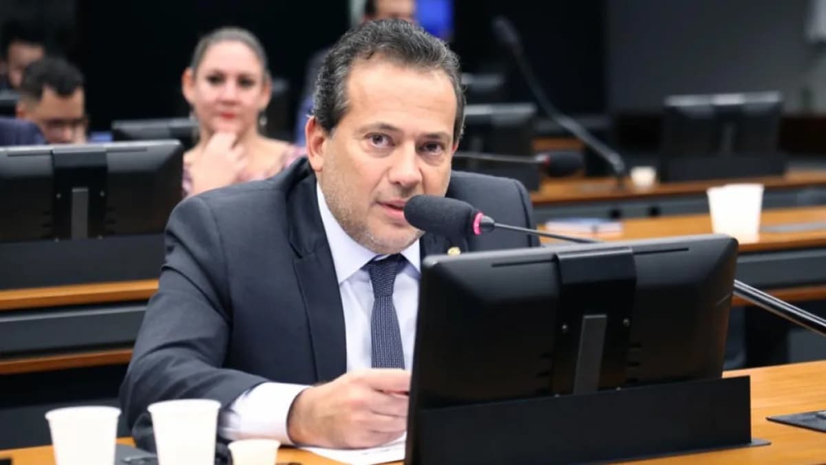 Deputado Ricardo Abrão fala ao microfone durante sessão na Câmara dos Deputados