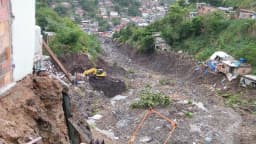 Vista aérea de área destruída por deslizamento de terra causado por temporal