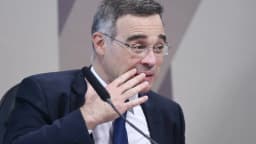 Ministro André Mendonça fala durante sessão de comissão no Senado