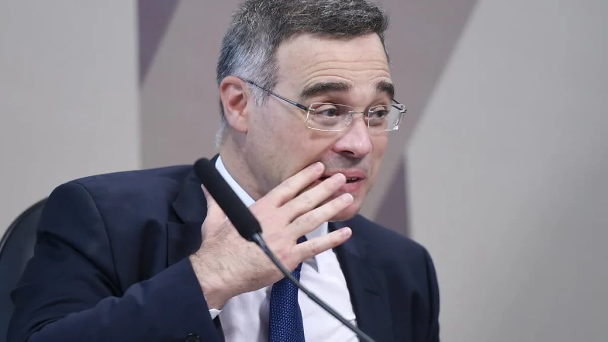 Ministro André Mendonça fala durante sessão de comissão no Senado