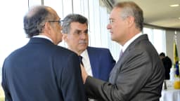 O ministro Gilmar Mendes conversa com outras autoridades em evento no Senado Federal