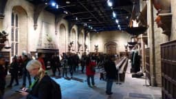 Salão principal cenográfico de Hogwarts no tour dos estúdios Warner Bros em Leavesden, Reino Unido