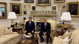 Donald Trump e Xi Jinping sentados lado a lado na Sala Oval da Casa Branca