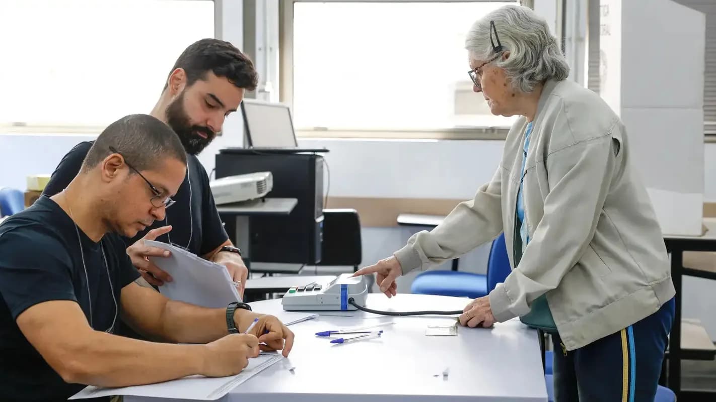 Eleitores em fila para votar em seção eleitoral no Rio de Janeiro
