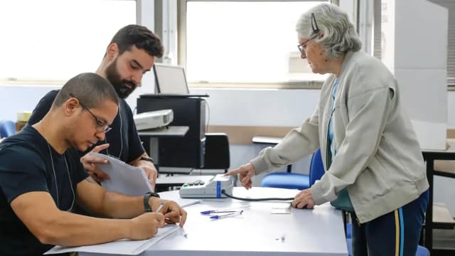 Eleitores em fila para votar em seção eleitoral no Rio de Janeiro