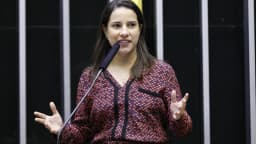 A governadora de Pernambuco, Raquel Lyra, discursa gesticulando durante sessão na Câmara dos Deputados