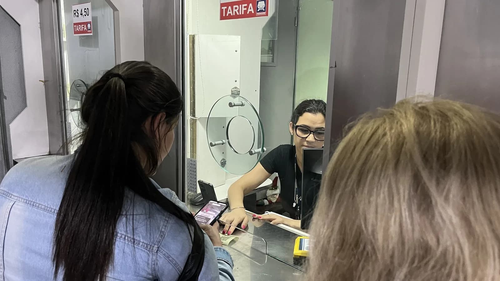 Pessoas pagam com Pix em bilheteria de transporte público