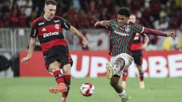 Jogadores do Flamengo e do Fluminense disputam bola em clássico Fla-Flu (foto de arquivo)