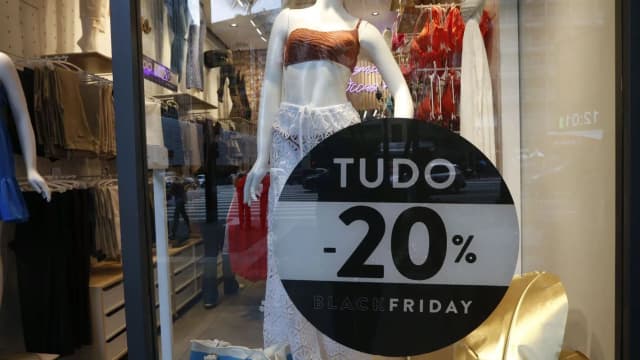 Vitrine de loja com placa de desconto para a Black Friday