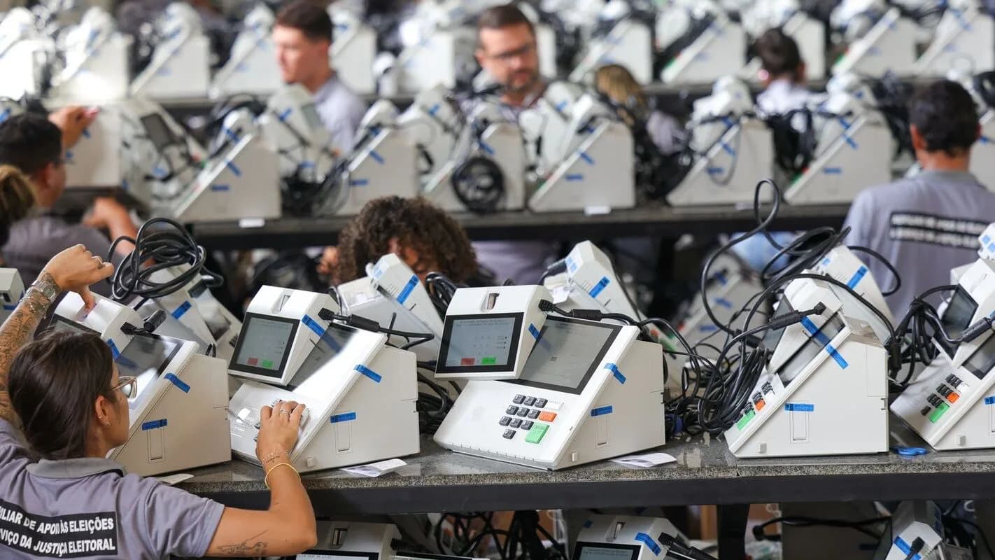 Técnicos preparam urnas eletrônicas para auditoria em sessão pública do TRE-RJ